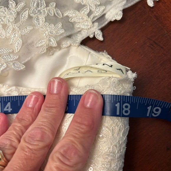 New without tags stunning beaded ivory David’s Bridal Gown side 18 - Picture 6 of 10